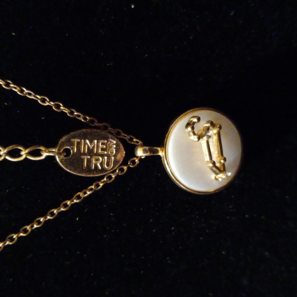 Time and tru Leo zodiac pendant on a 16+3" gold tone chain